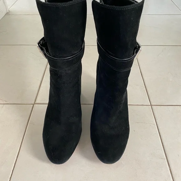 Vince Camuto Genuine Suede Black Booties. Size 6.5 - Picture 4 of 6